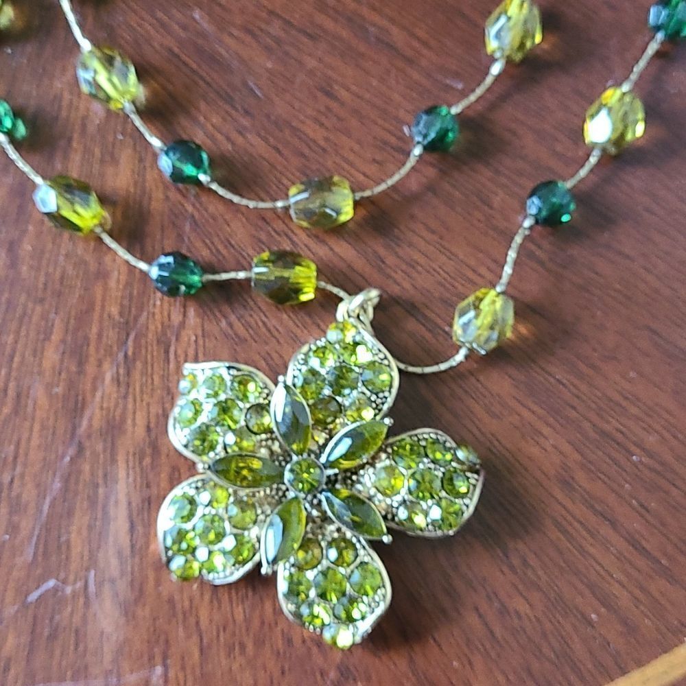 Vintage Liz Claiborne Green Bead Flower Necklace